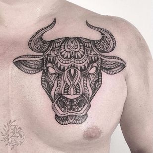 Tatuaje de toro por Kristina Darmaeva #KristinaDarmaeva #blackwork #bull