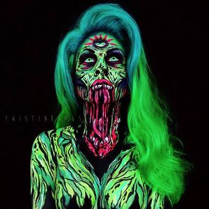 Giving literal meaning to the term "jaw dropping" via IG—twistinbangs #twistinbangs #coriewillet #bodypaint #halloween #bodyart #ARTSHARE #sfxmakeup #makeupartist #jawdropping #neon