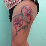 Watercolor flower thigh piece by Florenciz Gonzalez Tizon. #watercolor #FlorenciaGonzalezTizon #flower #brushstroke #inksplatter