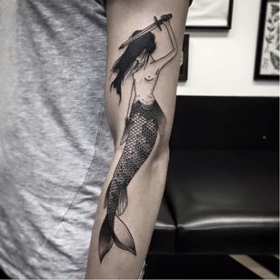 Tatuaje de sirena malvada por Andre Cast #AndreCast #blackwork #mermaid