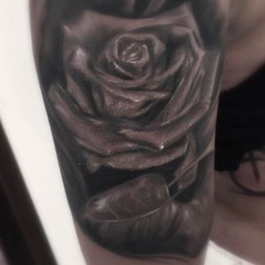Rosa por Bonny Pamella! #tatuadorasbrasileiras #tatuadorasdobrasil #tattoobr #tattoodobr #SãoPaulo #realismo #realism #realista #realistic #rose #rosa #flower #flor #blackandgrey #pretoecinza