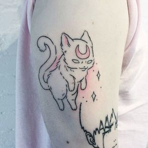 Handpoked cat tattoo by Teagan Campbell. #TeaganCampbell #handpoke #linework #cute #creature #cat #magical