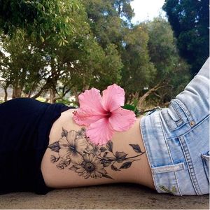 Blackwork floral tattoo by Luiza Oliveira. #LuizaOliveira #fineline #floral #feminine #blackwork #flower #hibiscus