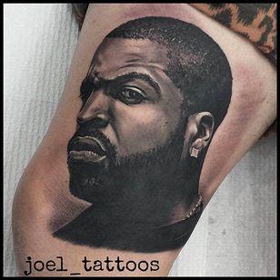 Loco retrato del rapero Ice Cube.  Fantástico tatuaje de retrato de Joel Speelman.  #JoelSpeelman #retrato #ICECUBE #NWA