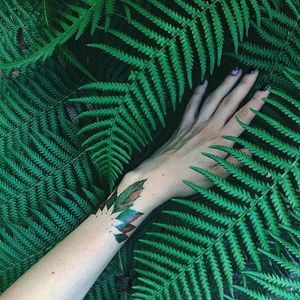 Garden-inspired tattoo by Pis Saro. #PisSaro #flower #garden #plant #bracelet