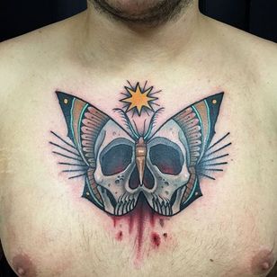 Tatuaje de polilla por Luca Degenerate