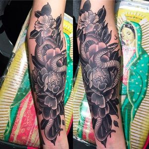 Snakes and flowers, awesome tattoo by Aaron Riddle. #AaronRiddle #tattoo #snake #floral #flowers #blackandgray