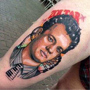 Gran tatuaje de Gibb0o # Gibb0o #film tattoos #color #neutraditional #portrait #TomHanks #Big #zoltar #amusementpark #s slide #clave