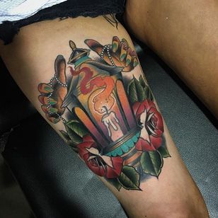 Tatuaje de linterna por Adam Knowles