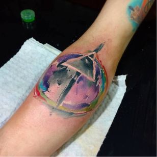 Elegante tatuaje de prisma.  Tatuaje de Diego Calderon #ArtByDiegore #DiegoCalderon #ColombianTattooers #ColombianArtists #watercolor #abstract #prisma