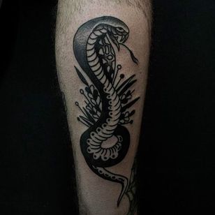 Tatuaje de cobra, obra sólida de Levi Rivoire.  #levirivoire #traditional #black tattoos #cobra #cobratattoo