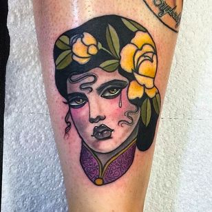 Tatuaje de mujer llorando por Hannah Flowers @Hannahflowers_tattoos #Hannahflowerstattoos #girl #woman #lady #girltattoo #ladytattoo #Inkslavetattoos # llanto # llanto # retrato