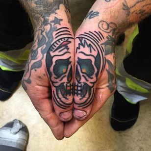 Thumb Skull Tattoo por Matt Andersson #skull #thumb #traditional #traditionalartist #oldschool #classic #boldwillhold #MattAndersson