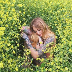 Daydreaming by Anna Szczekutowicz via instagram torrieblake #flowers #field #tattooedmodel #alternativemodel #flowers #wcw #torrieblake
