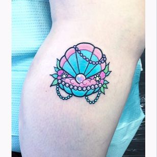 Pearl. (via IG - carlatattoos) #CarlaEvelyn #Cute #NeoTraditional #Pearl #Clam