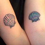 Pastel seashell tattoos for each sister, Photo from Pinterest #sister #family #bestfriend #matchingtattoos #siblingtattoo #seashell #pastel