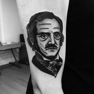 A really cool tattoo of Edgar Allan Poe by Macarena Sepulveda. #MacarenaSepulveda #EdgarAllanPoe #blackwork #DARK