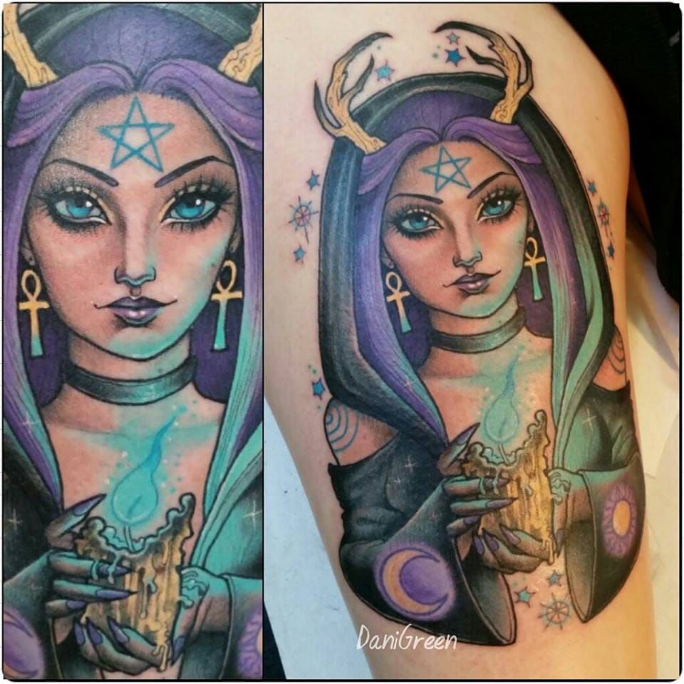 Tatuaje pin-up de bruja por Dani Green #DaniGreen #newschool #pinupgirl #witch