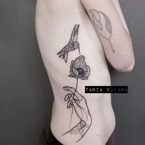 Linework tattoo by Tania Vaiana #TaniaVaiana #illustrative #minimalistic #linework #poppy #hummingbird #blackwork