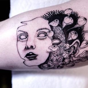 Tatuaje del retrato de Julian Llouve.  #JulianLlouve #blackwork #linework # ilustrativo #surrealista # cyberpunk #circuitboard #ojos #ladyhead #retrato # globos oculares