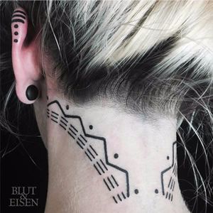 Meio tribal #HannesUrsGastmann #eartattoo #helixtattoo #tatuagemnaorelha #tendencia #traço #tribal #dots #pontos