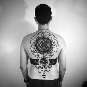 Groovy geometric back tattoo by Daniel Matsumoto @Daaamn_ #DanielMatsumoto #Black #Blackwork #Linework #Linear #Geometric #Nature #Japan