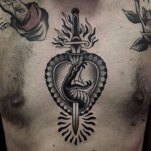 Increíble tatuaje de serpiente y corazón Alessandro Micci #Sacredheart #SacredHeartTattoo #BlackworkSacredheart #knife #snake #heart #fire #Blackwork #AlessandroMicci