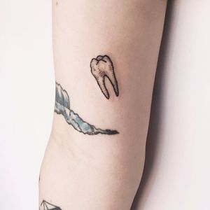 Tooth Tattoo by Kate Holley #tooth #toothtattoo #handpoked #handpokedtattoo #handpoke #handpoketattoo #handpoketattoos #handpokeartist #KateHolley