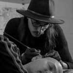 Oliver Whiting tattooing the head of Enzo Barbareschi #OliverWhiting #enzobarbareschi