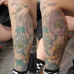 Gorgeous colors in this lotus tattoo #lotus #flower #koi #wave #color #lotusflowers #copenhagen #rollerderby #tattooedathletes