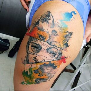 Increíble expresión en los ojos de la niña en esta pieza.  Tatuaje de Diego Calderon #ArtByDiegore #DiegoCalderon #ColombianTattooers #ColombianArtists #watercolor #abstract #fox #girl
