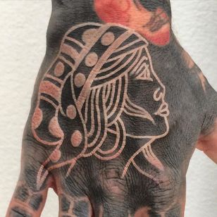 Tatuaje gitano de tinta blanca de Black Arm Tattooing