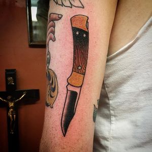 Buck Knife Tattoo by Marcus Nati #buckknife #knifetattoo #traditionalknifetattoo #traditionaltattoo #MarcusNati