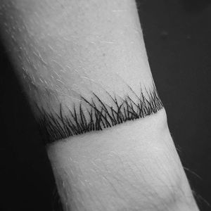Minimalist blackwork grass tattoo by Fliquet Renouf. #blackwork #linework #FliquetRenouf #botanical #grass #minimalist