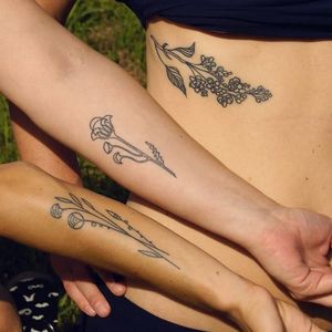 Matching flower tattoos by Natalia Holub #NataliaHolub #handpoke #linework #minimalistic #flower #matching #friendship
