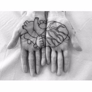 Tatuaje corazón anatómico dividido por Abes #Abes #blackwork #surrealistisk #split #anatomicalheart