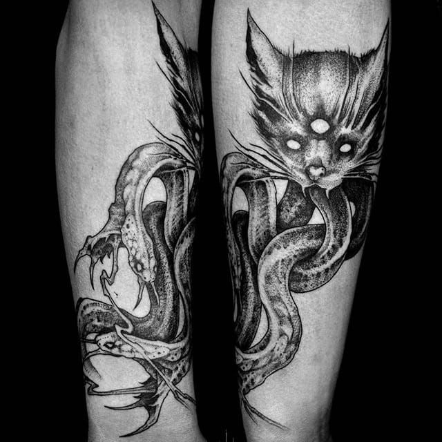 Tatuaje de abominación felino de Sergei Titukh.  #SergeiTitukh #blackwork # espeluznante # pesadilla # criatura # espeluznante # oscuro # monstruo