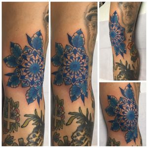 Delft blue traditional flower by Fraser #delftblue #delftporcelain #porcelain #Fraser #traditionalflower #flower #blueink
