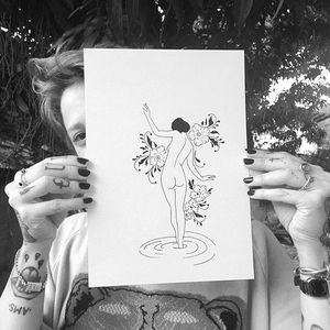 Artist Bru Simons with her flash art (via IG-brusimoes) #flower #flowers #floral #woman #fineline #delicate #BruSimoes