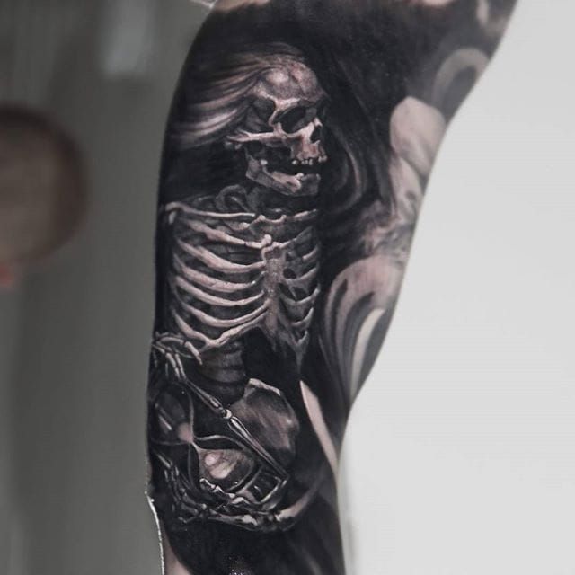 Muerte.  Tatuaje de Mads Thill.  #gris negro #realismo #muerte #esqueleto #MadsThill
