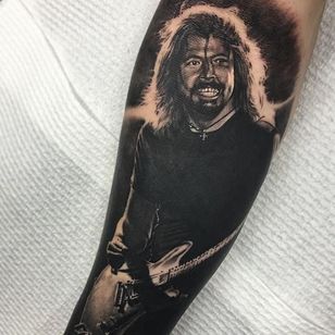 Tatuaje de Dave Grohl por Ben Kaye #davegrohl #realismo #blackandgrey #blackandgreyrealism #retrato #BenKaye
