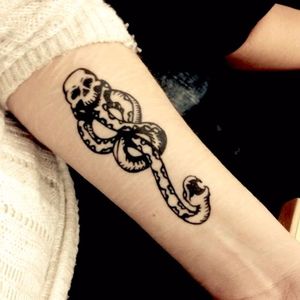 Sabe quem fez essa tatuagem? Conte para a gente! #BlackWork #DarkMark #MarcaNegra #MarcaNegraTattoo #HarryPotter #HarryPotterTattoo #Skull #Snake
