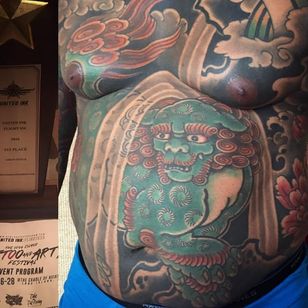 Un foo-dog asesino en el estómago de uno de los clientes de Rodrigo Melo (IG rodrigomelotattoo).  #bodysuit #foodog #japanese #RodrigoMelo #traditional