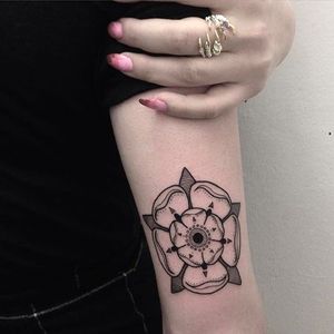 Tudor rose tattoo by Emily Alice Johnston, photo: Instagram #EmilyAliceJohnston #blackwork #linework #rose #tudorrose