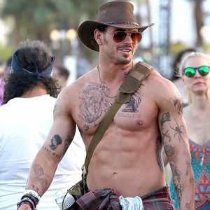 Kellan has been known to get temporary inked for Coachella in past festivals so 2016 was no exception photo by Fern at Splash News #coachella #festival #tattoostyle #fashion #flashtattoo #temporarytattoo #hollywood #actor