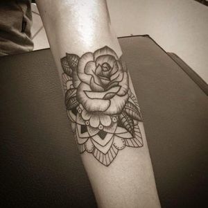 Rosa por Anna Luiza Schramm! #AnnaLuizaSchramm #TatuadorasBrasileiras #TatuadorasdoBrasil #TattooBr #TattoodoBr#rosa #rose #flor #flower #mandala