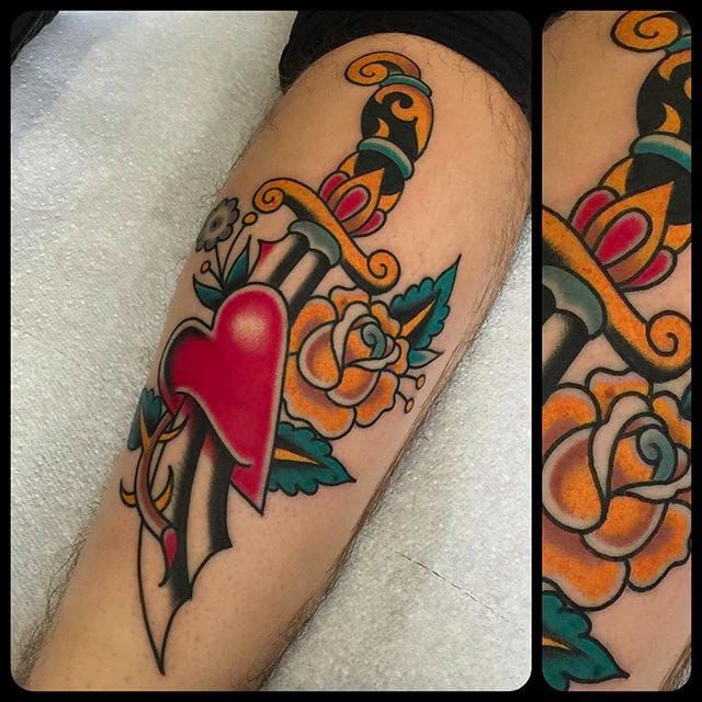 Espada atravesando el corazón más una hermosa rosa amarilla.  Tatuaje clásico de Nick Mayes.  #NickMayes #NorthSeaTattoo #traditional tattoo #classic tattoos # dagger #heart #rose