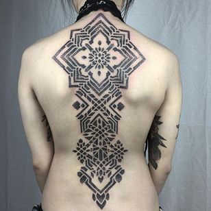 La hermosa ornamentación minimalista de Nathan Mold a lo largo de la columna vertebral de una mujer.  #espalda #geometrico #NathanMould #decoraciones #punteado