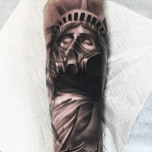 The Statue of Liberty wearing a gas mask by Ryan Mullins (IG—ryanmullinsart). #blackandgrey #portraiture #realism #RyanMullins #StatueofLiberty