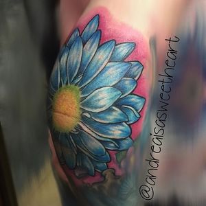 A large, bright and colorful daisy tattoo by @andreaisasweetheart. #daisy #flower #andreaisasweetheart #newschool #neotraditional